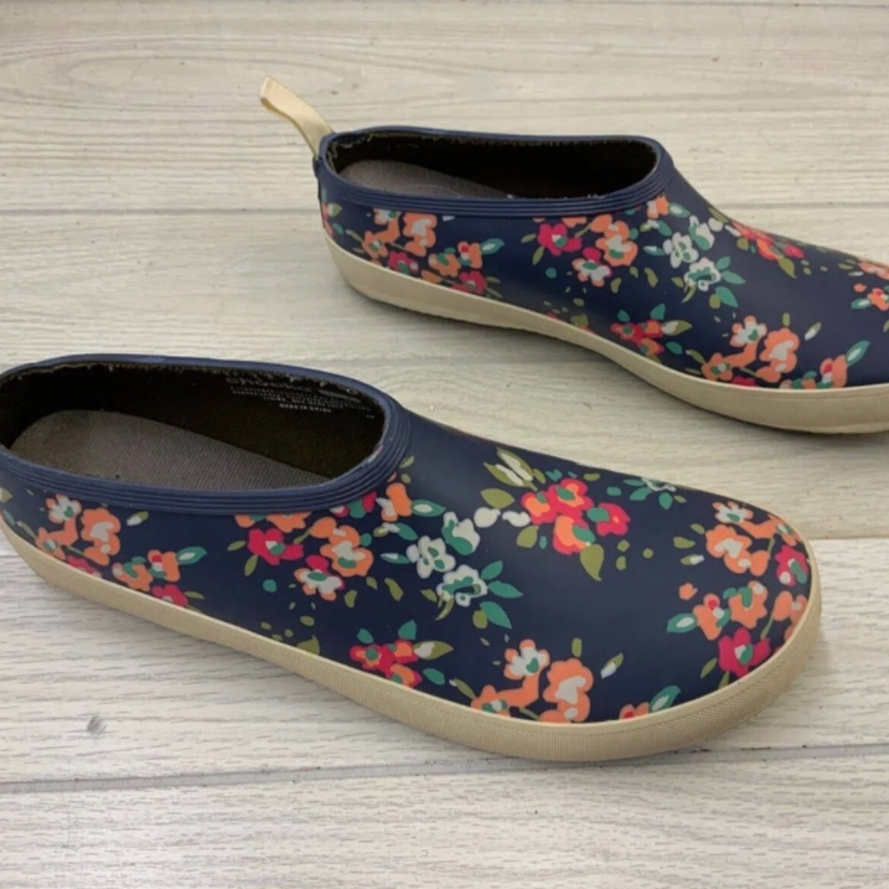 Chooka buzzing market clogs size 7.5M worn once